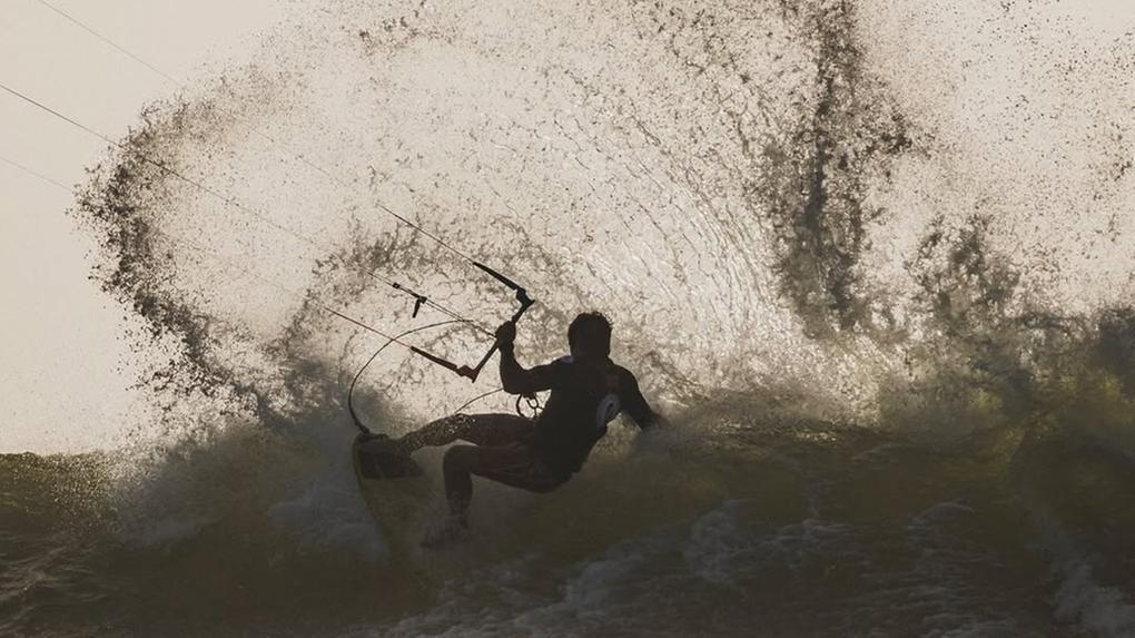 Prática de kitesurf.