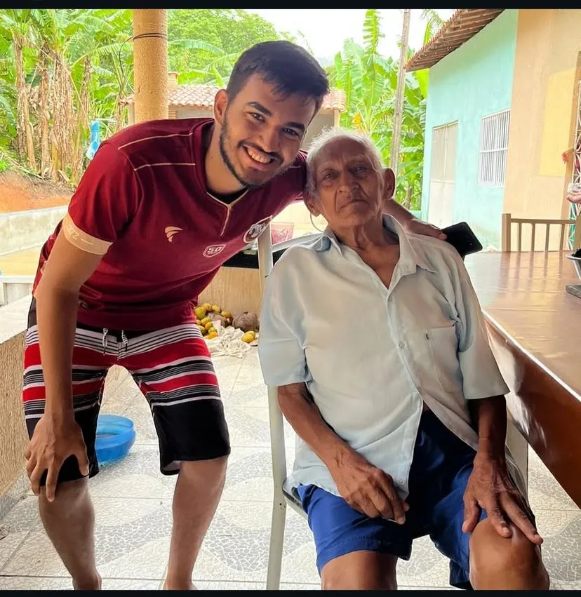 Diogo e o avô no aniversário de 100 anos do patriarca.