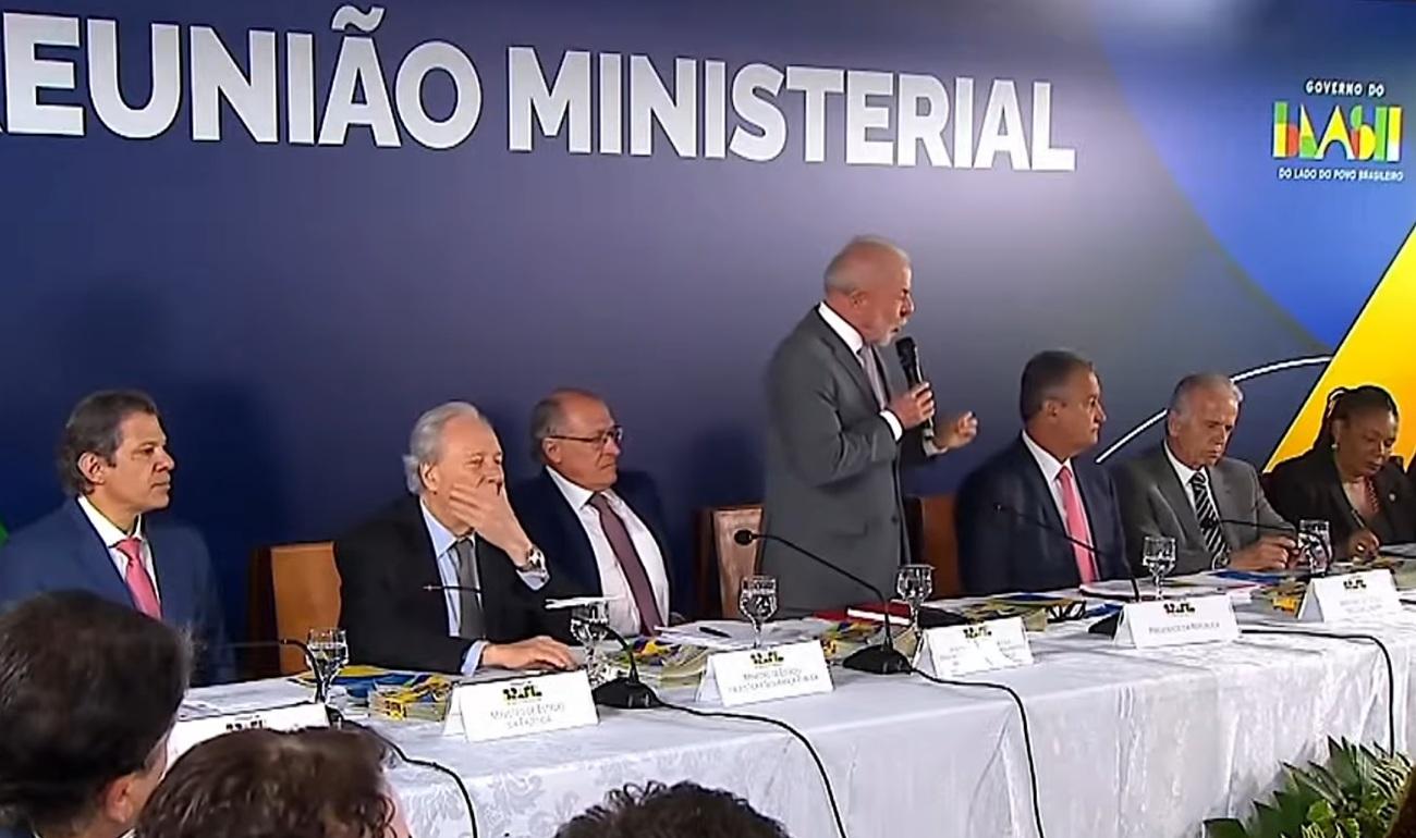 Presidente Lula fala a ministro na última reunião ministerial de 2025