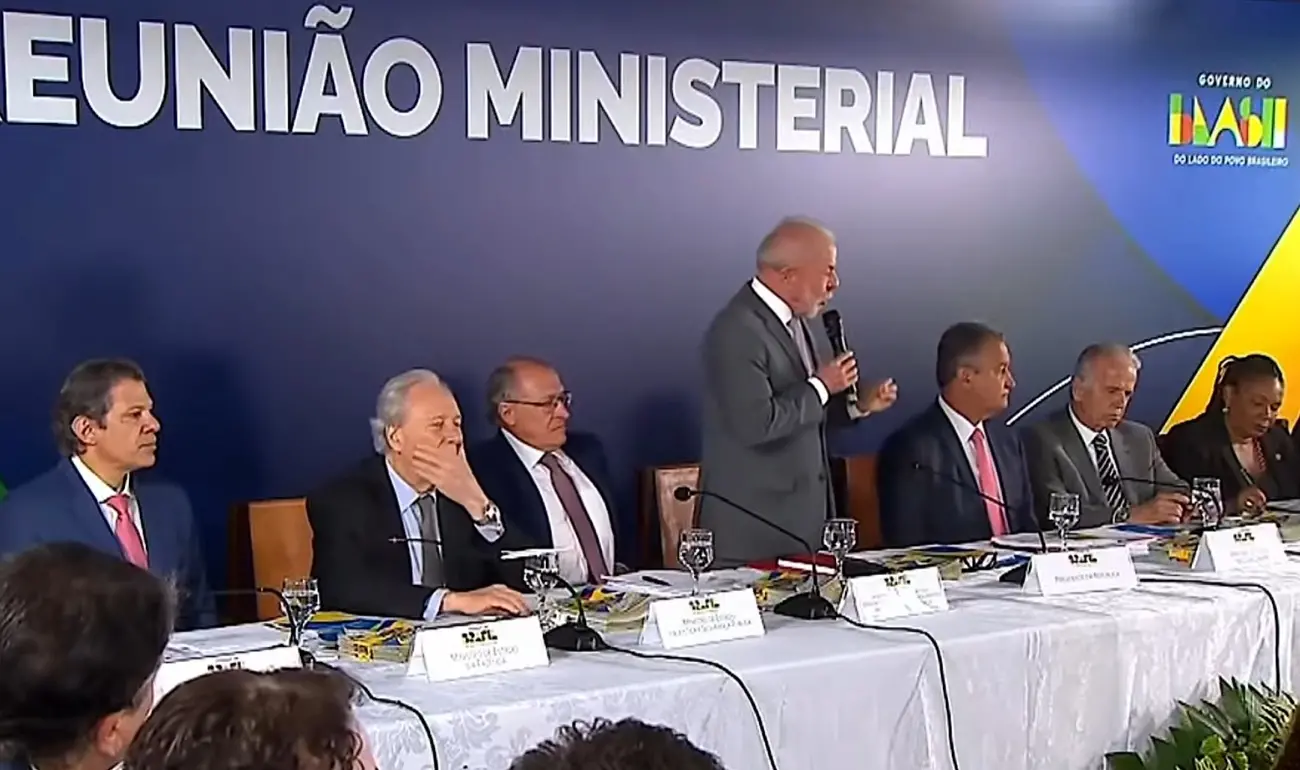 Presidente Lula fala a ministro na última reunião ministerial de 2025