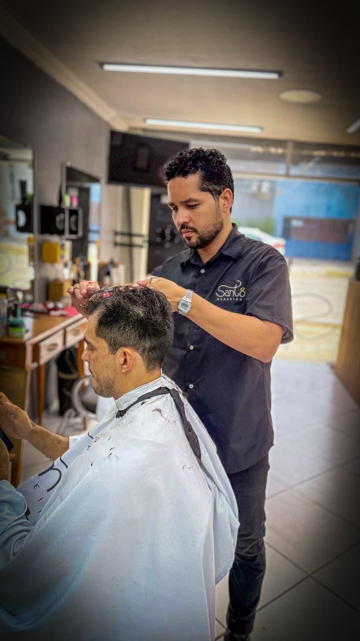 Barbeiro cortando cabelo de homem.