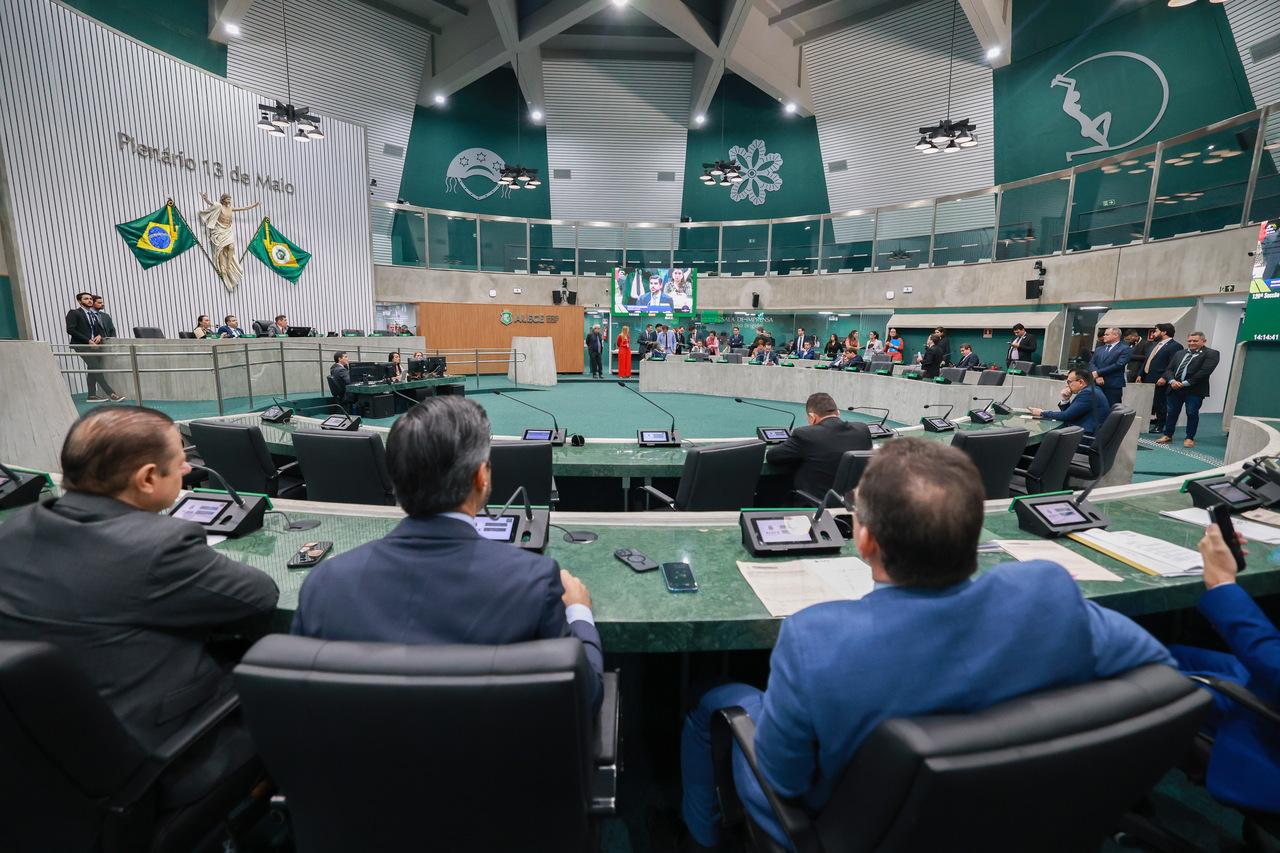 Deputados durante votação no Plenário 13 de Maio da Assembleia Legislativa do Ceará.