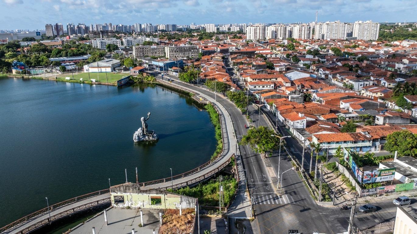 Foto que contém a avenida Frei Cirilo, com destaque para a estátua 'Banho de Iracema', na Lagoa de Messejana.
