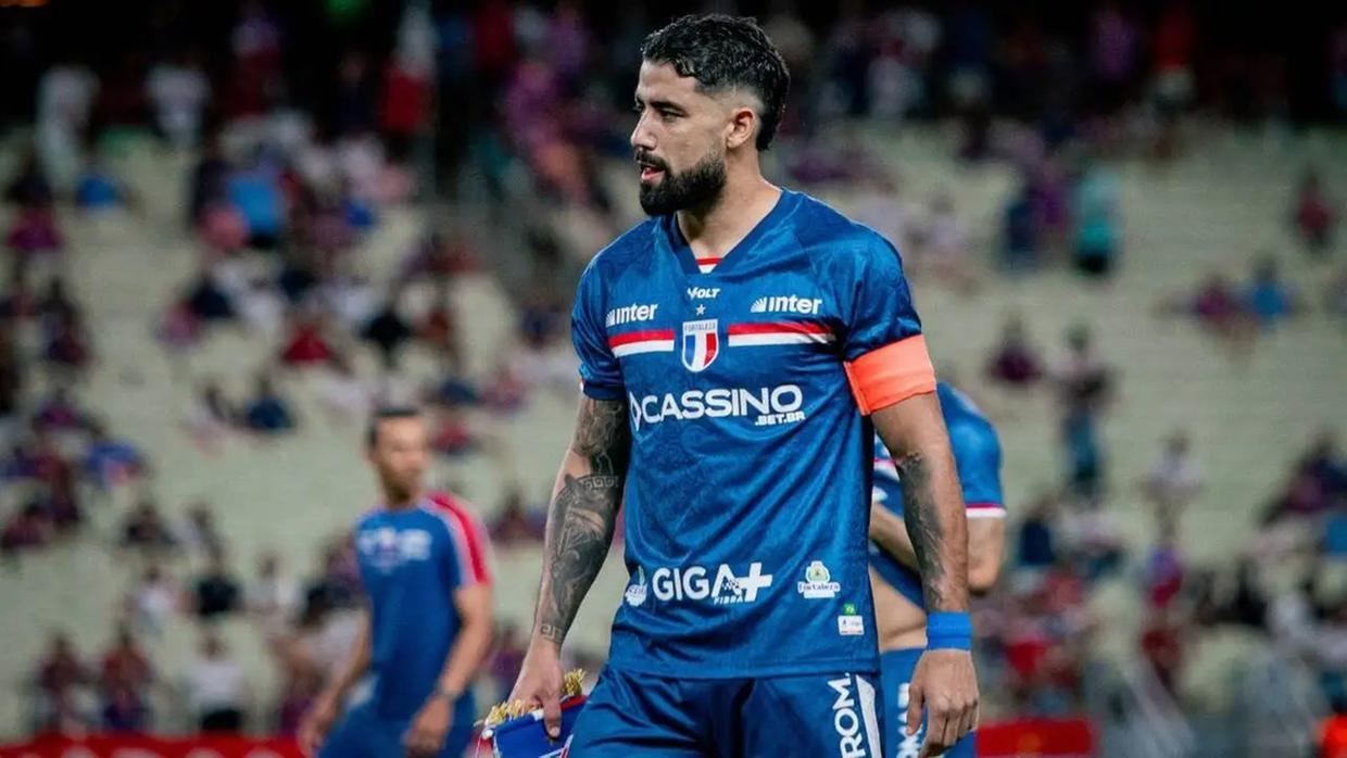 Brítez, zagueiro do Fortaleza, como capitão na Era Palermo