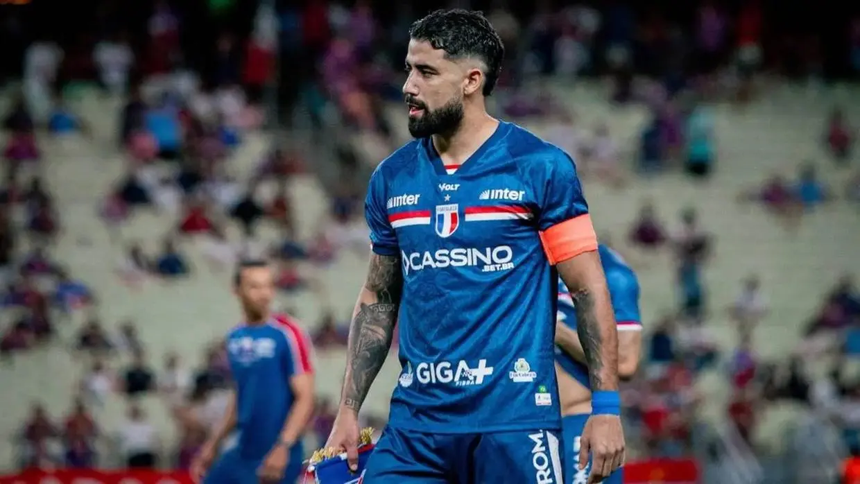 Brítez, zagueiro do Fortaleza, como capitão na Era Palermo