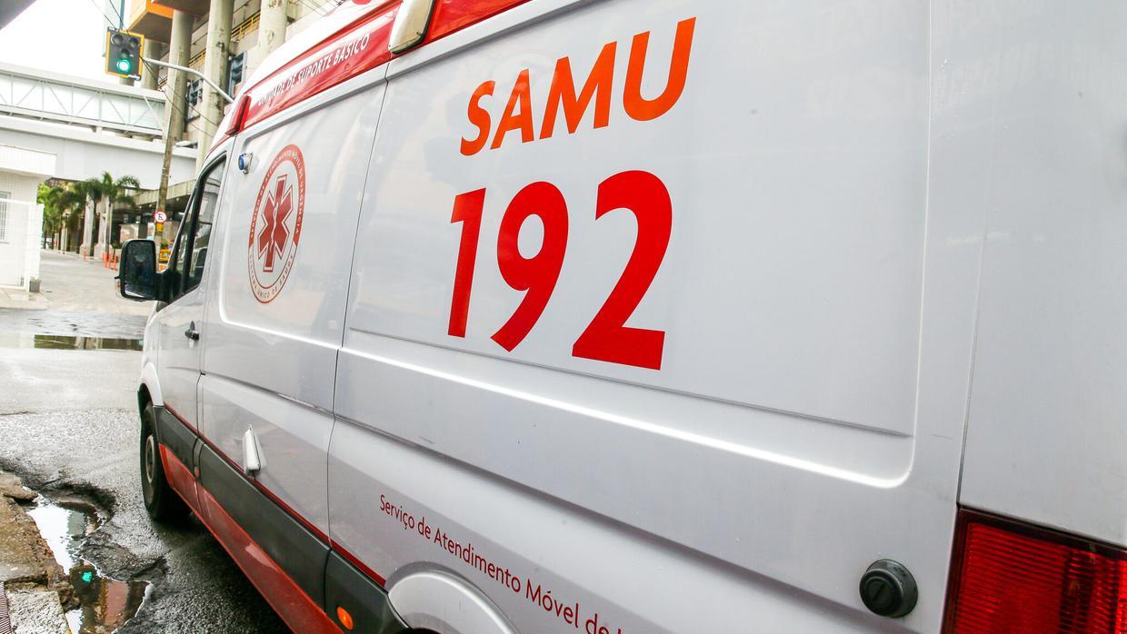 Ambulância do Samu em uma via de Fortaleza. Na lateria do veículo, lê-se SAMU 192.