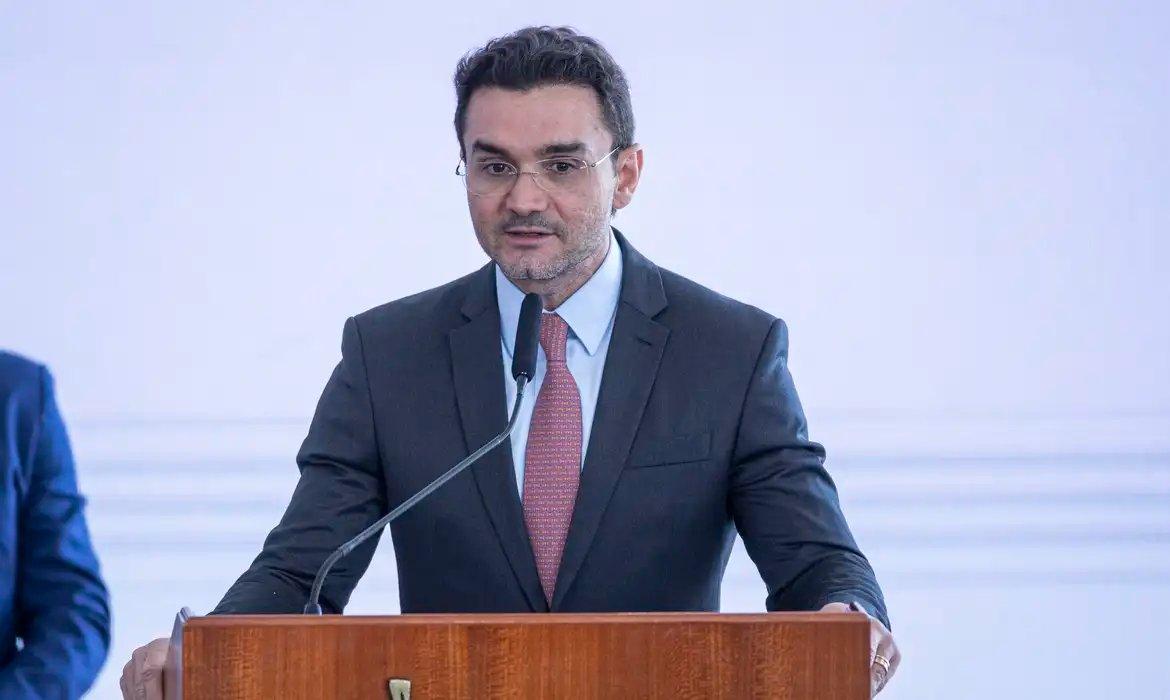 Celso Sabino fala durante cerimônia.