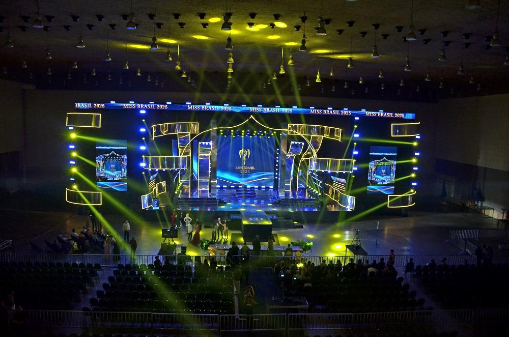 Cenografia do Miss Brasil 2025 com palco iluminado, produzido pela AG Cenografia e Eventos.