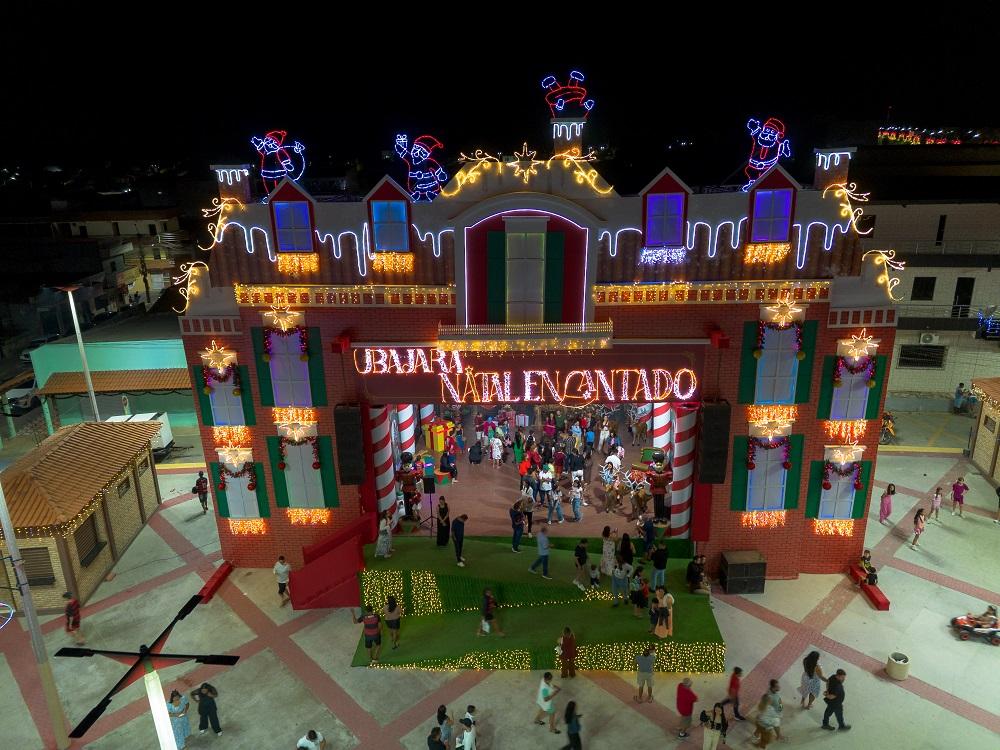 Decoração natalina em Ubajara com vila temática iluminada.