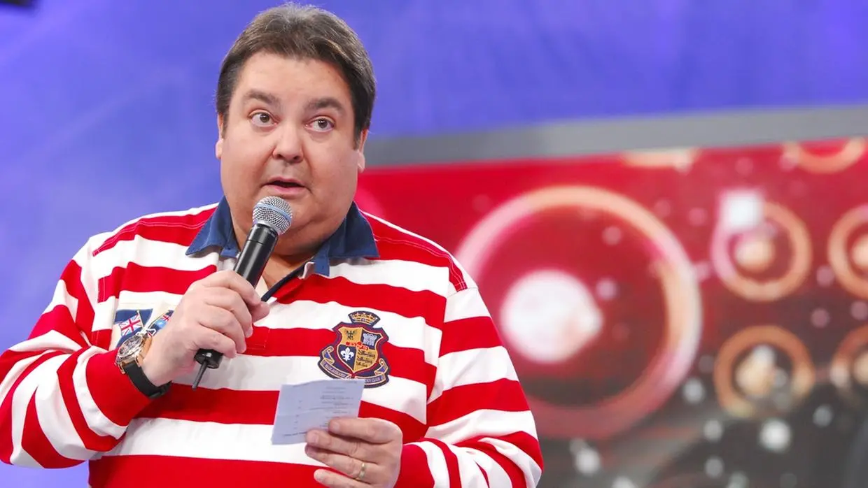 Faustão no palco do Domingão do Faustão.
