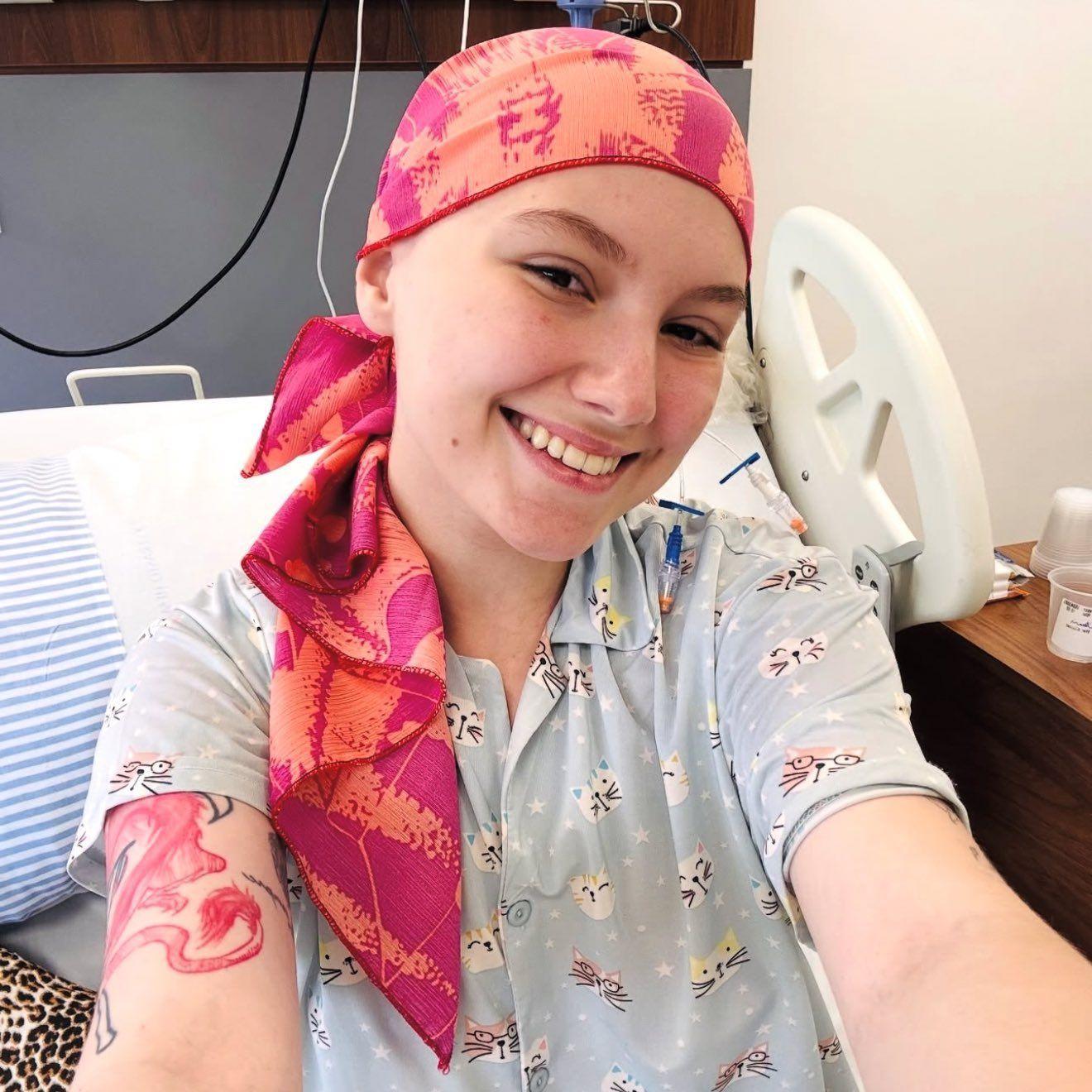 Apesar da melhora, o estado de saúde de Isabel Veloso ainda é considerado delicado. 