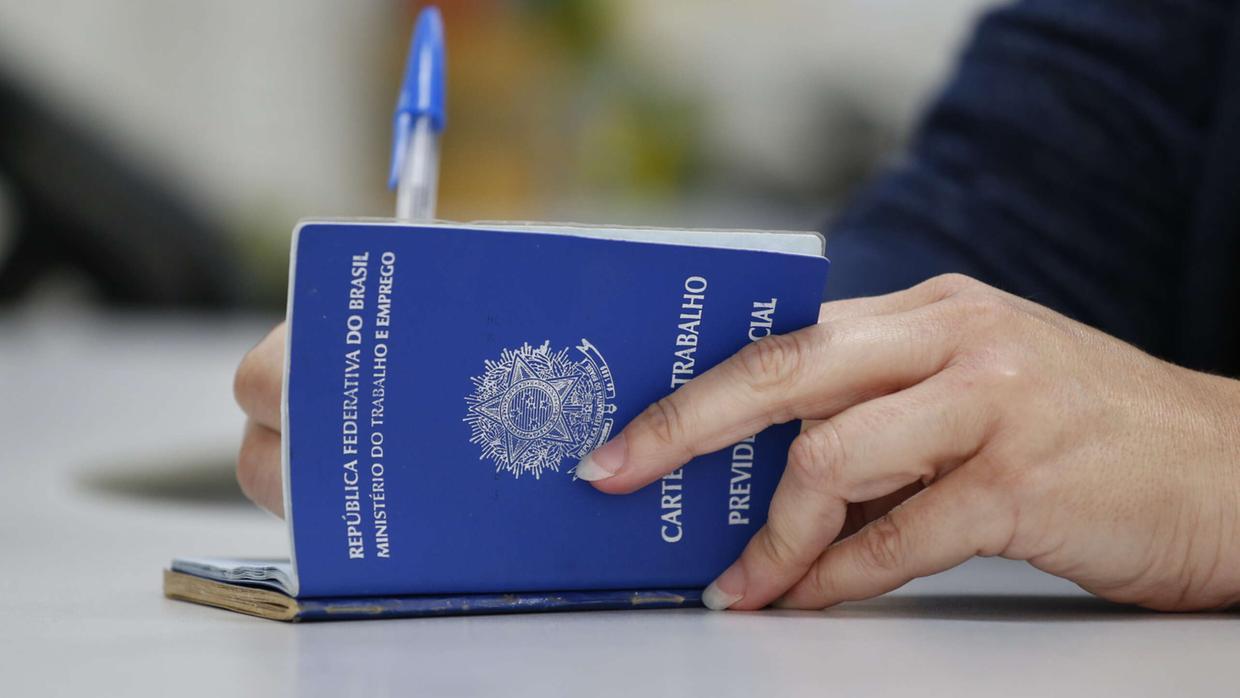 Foto de trabalhador assinando carteira de trabalho, imagem ilustrativa para matéria que fala de alta de geração de empregos no Ceará.