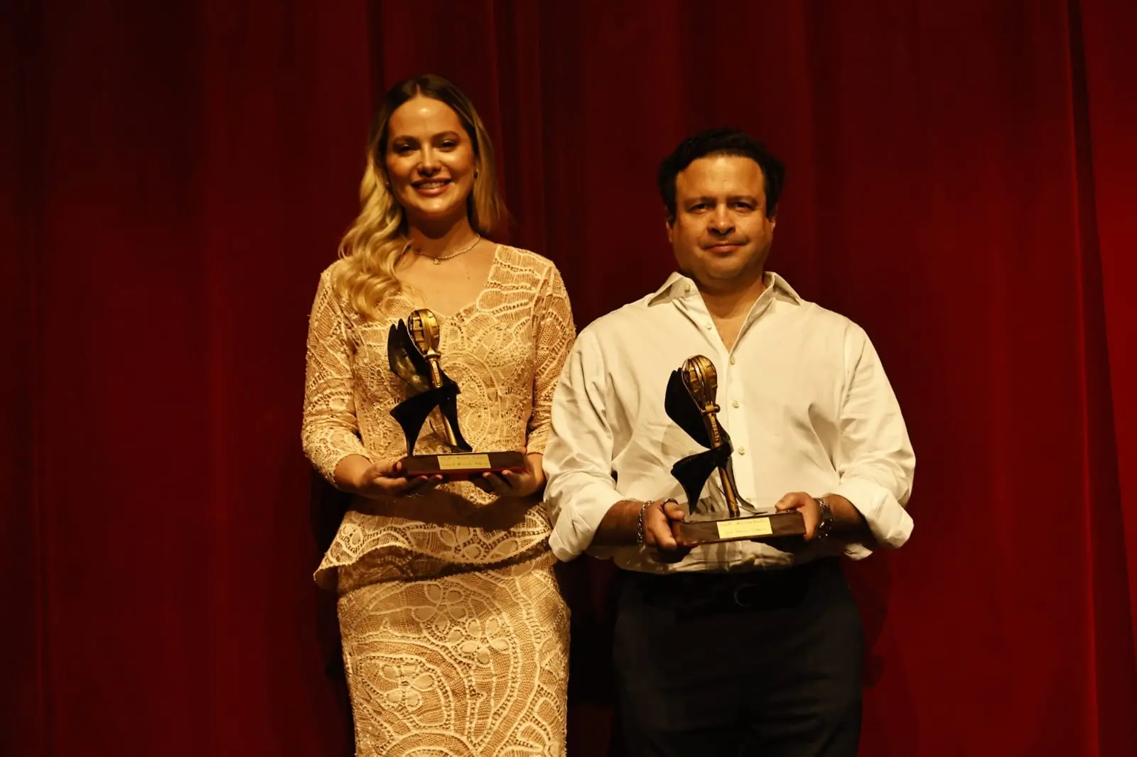 Imagem do empresário Igor Queiroz Barroso recebendo o prêmio Troféu Mansueto Barbosa.