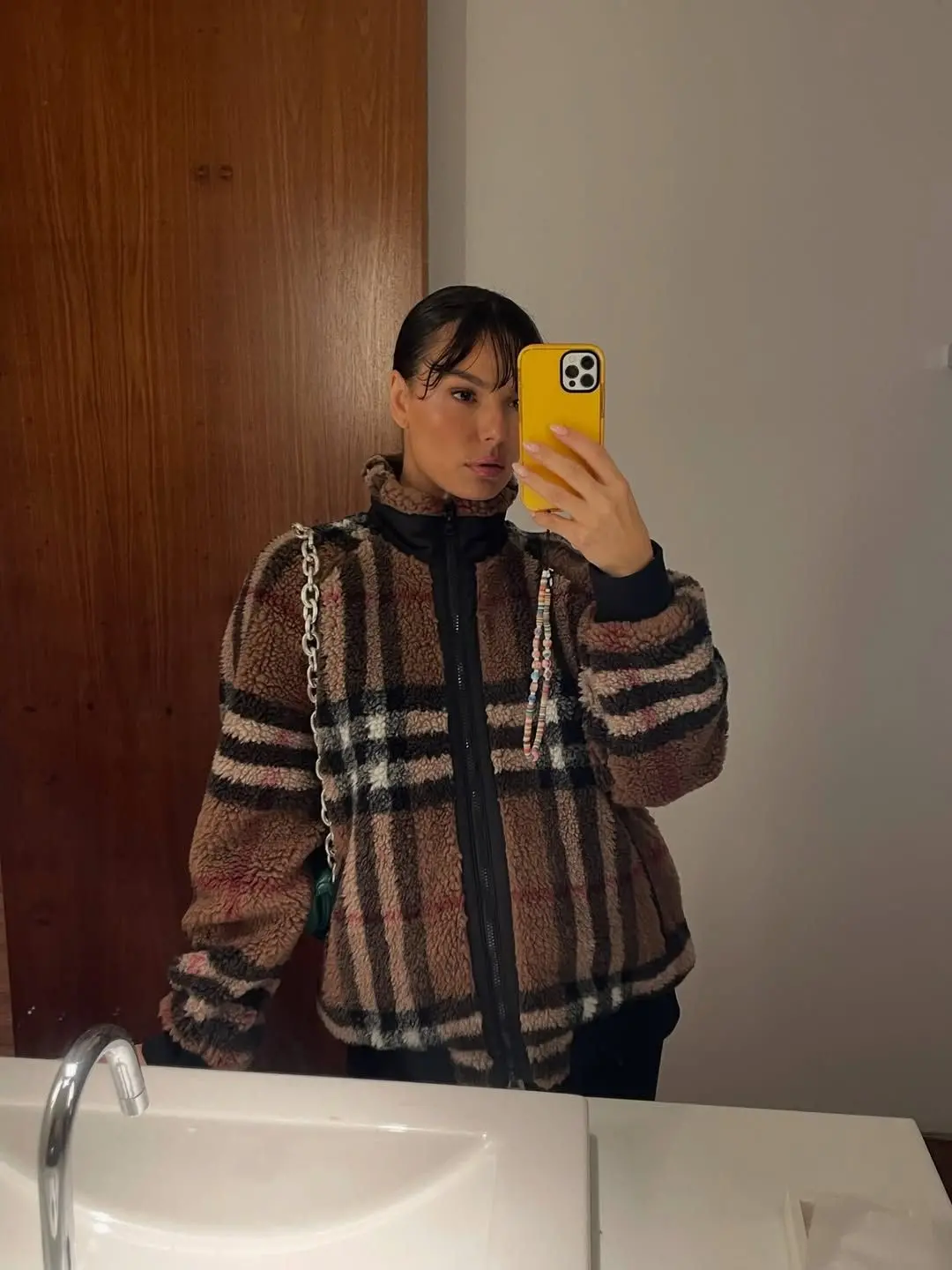 selfie de isis valverde. ela segura um celular amarelo diante do espelho.