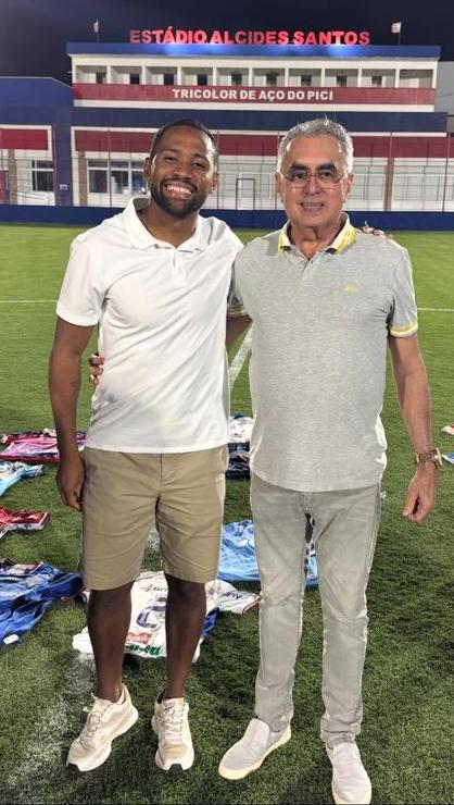 Papellin posa para foto ao lado de Tinga no Pici