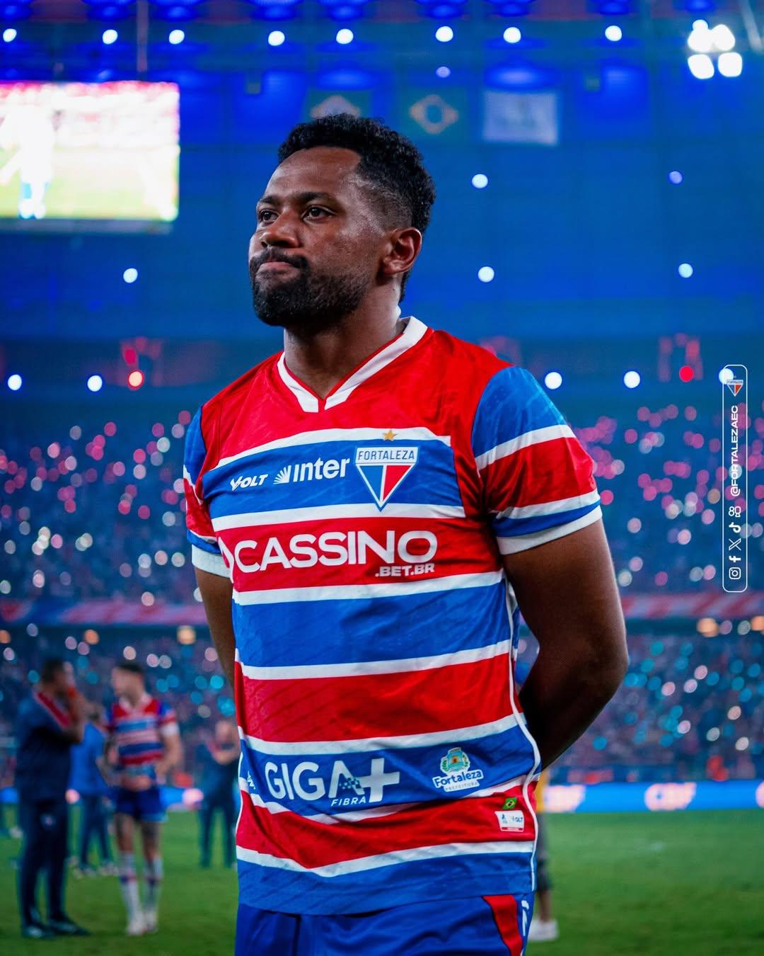 Tinga em ação pelo Fortaleza