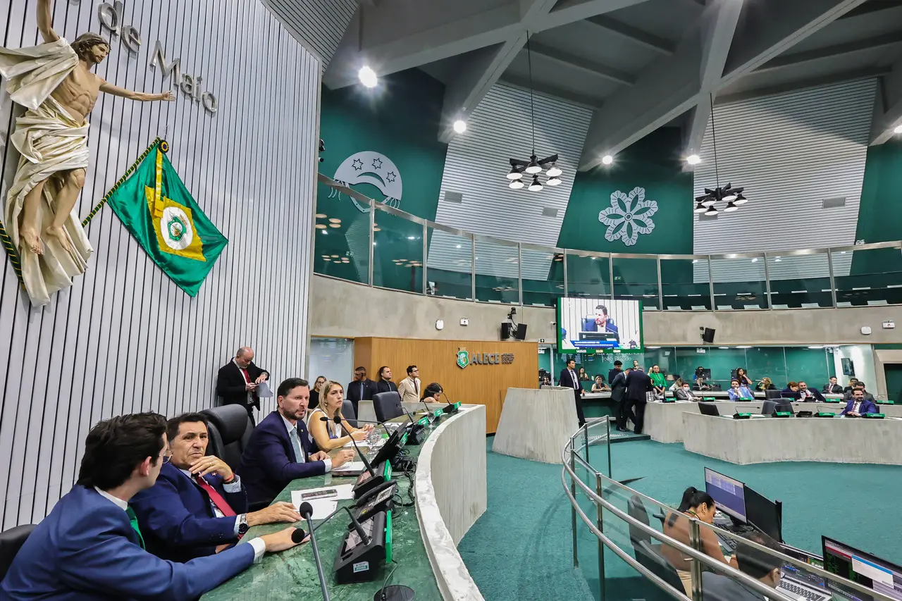 Deputados estaduais durante votação de projetos no Plenário 13 de Maio da Alece.