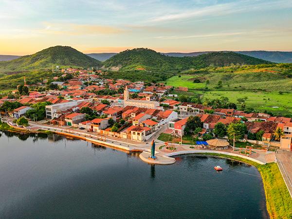 Foto que contém a vista aérea de Granjeiro a partir do Açude do Junco.