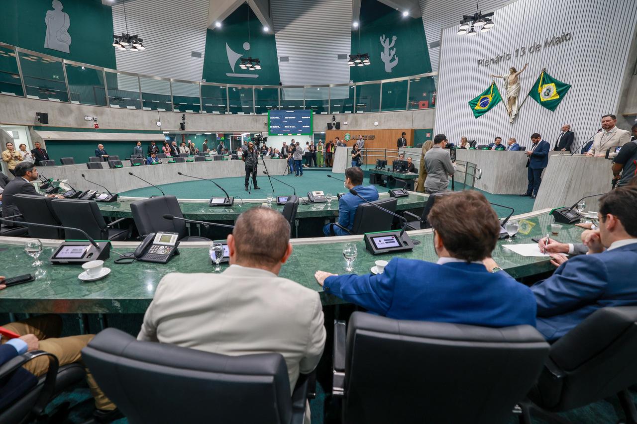 Deputados estaduais no Plenário 13 de Maio da Assembleia Legislativa do Ceará.