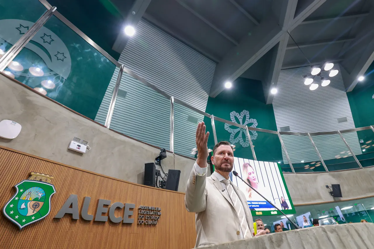 Romeu Aldigueri durante discurso na Assembleia Legislativa do Ceará.