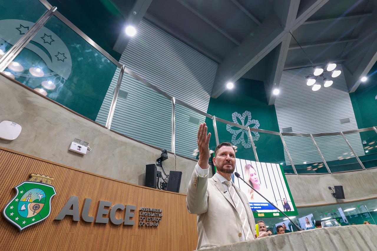 Romeu Aldigueri durante discurso na Assembleia Legislativa do Ceará.