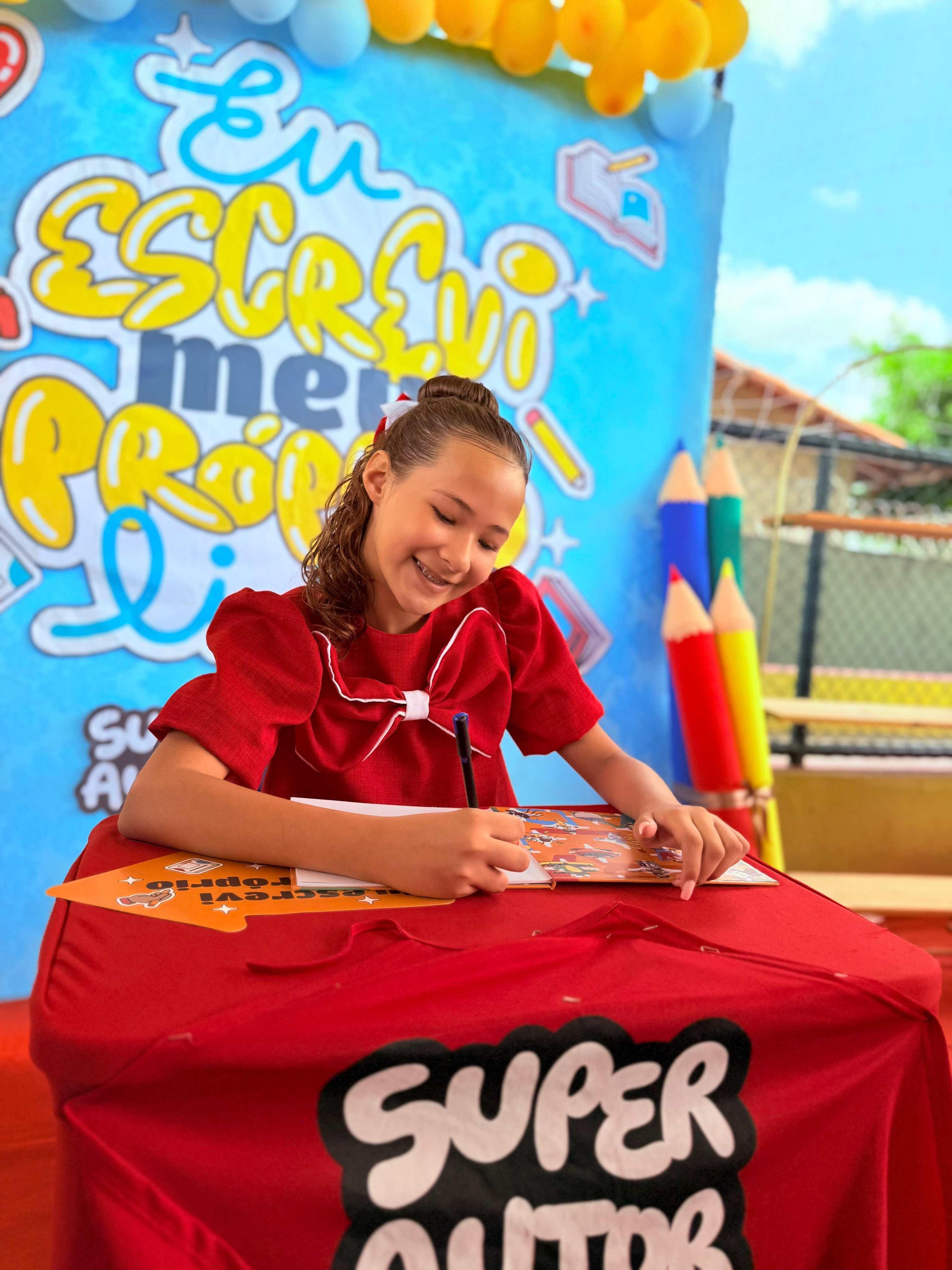 Foto de uma aluna participante do projeto Super Autor, que envolve a publicação de livros, em Uruoca, no Ceará.