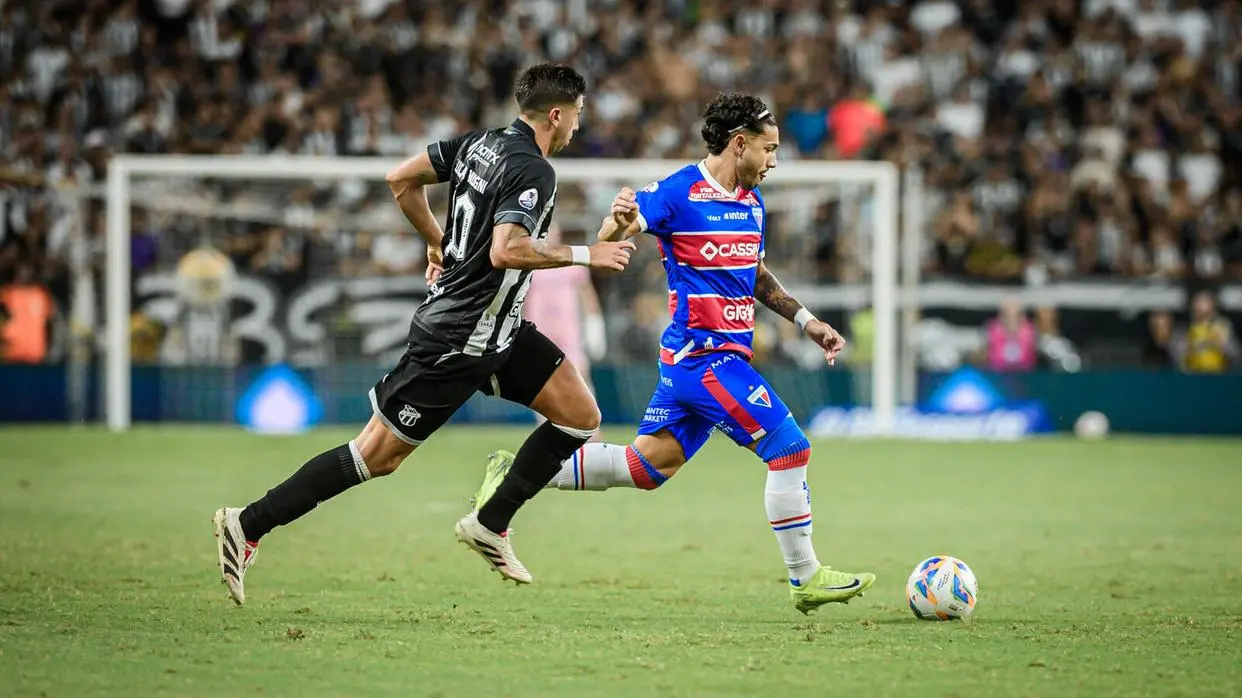 Atletas disputam bola no Clássico-Rei