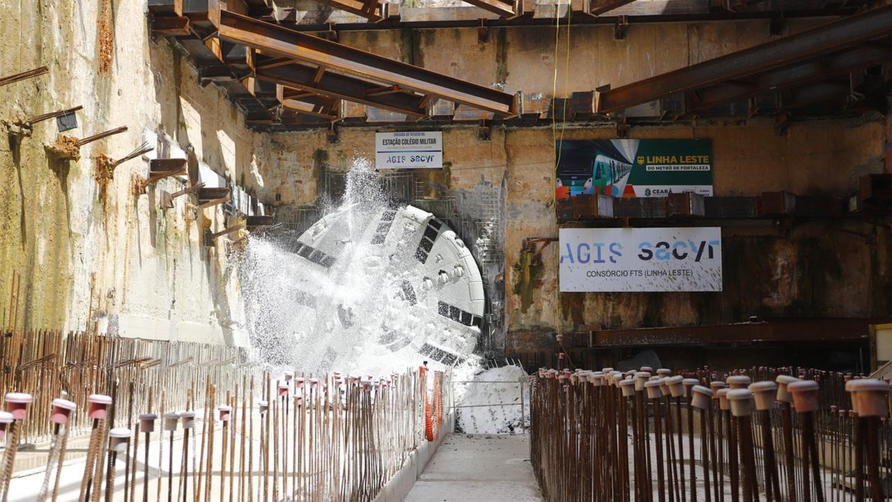 Foto é de obra da futura estação do Colégio Militar, do Metrofor, em Fortaleza.