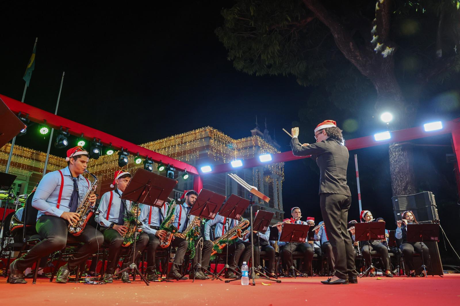 Orquestra filarmônica Estrelas da Serra de Croatá se apresenta em concerto.