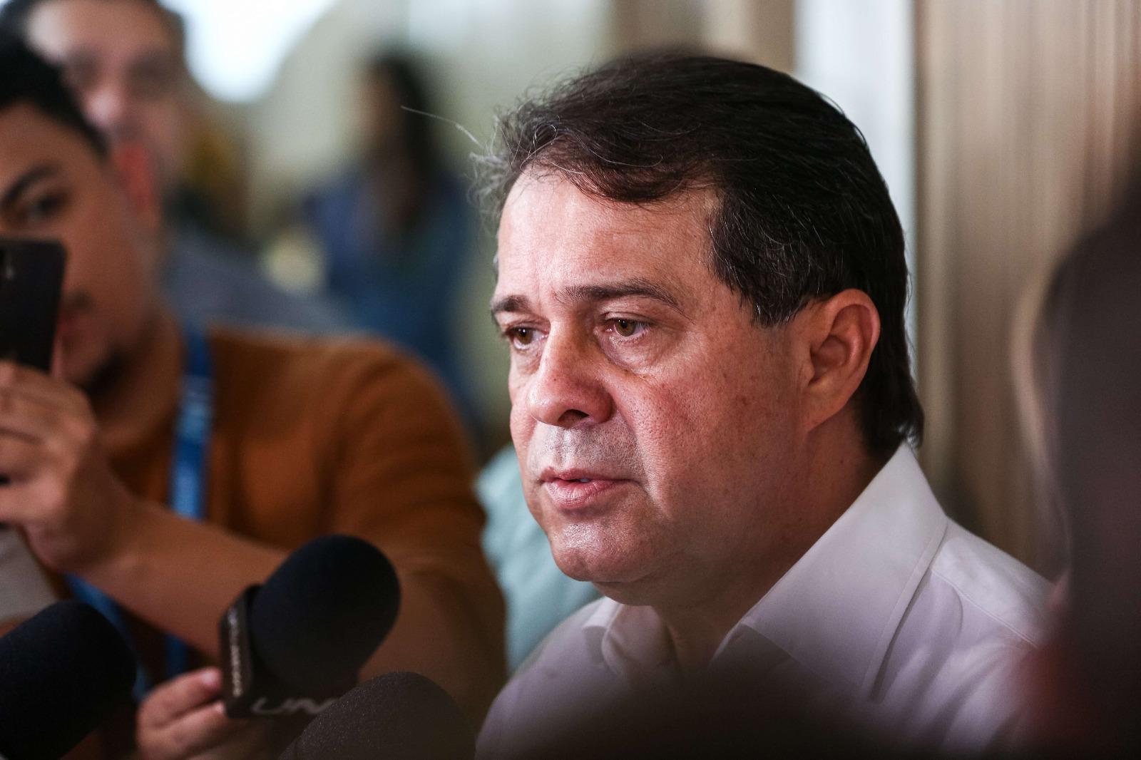 Foto de Evandro Leitão, prefeito de Fortaleza, um homem branco de meia idade, dando entrevista.