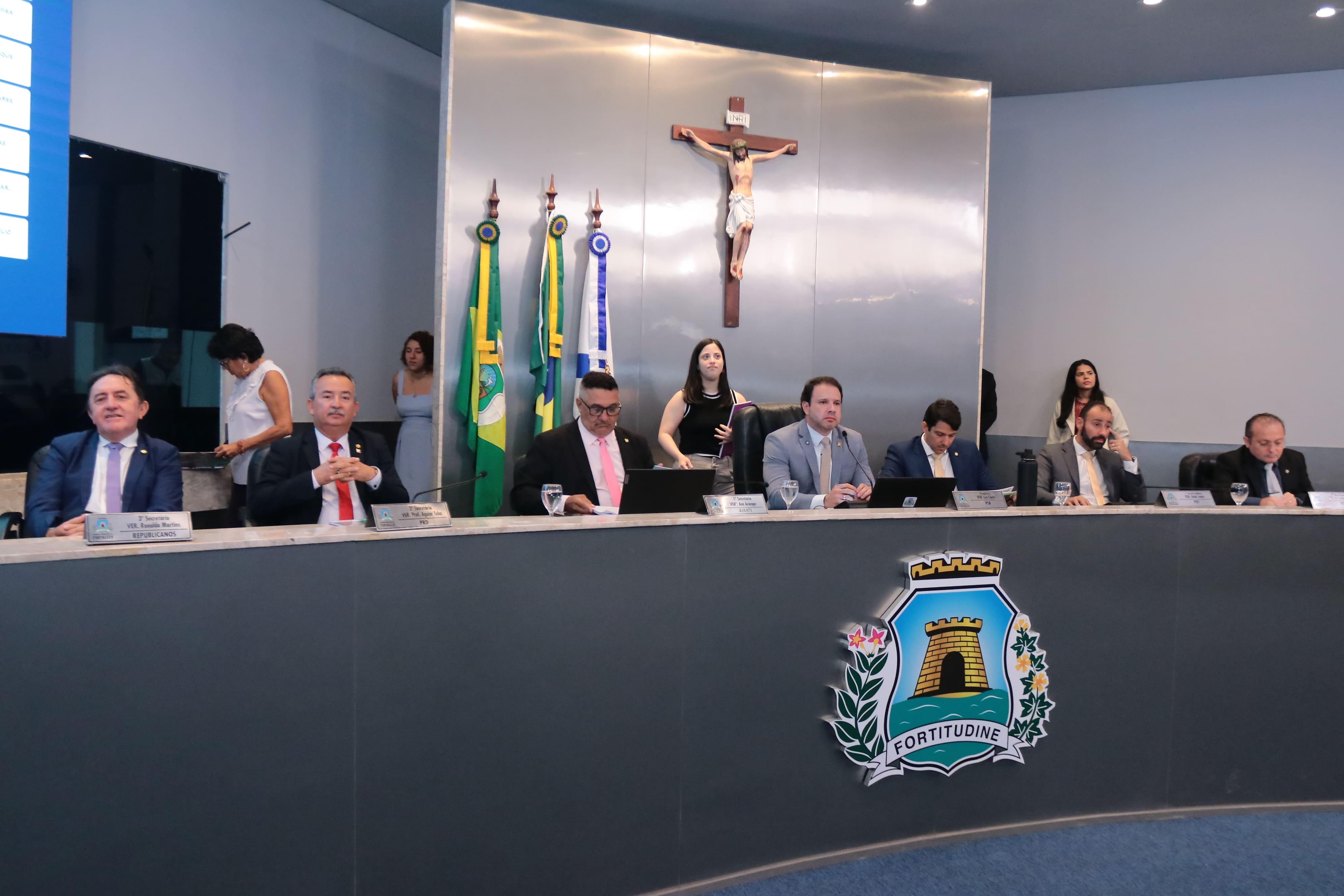 Foto da mesa da Câmara de Fortaleza durante a sessão desta quinta-feira (18).