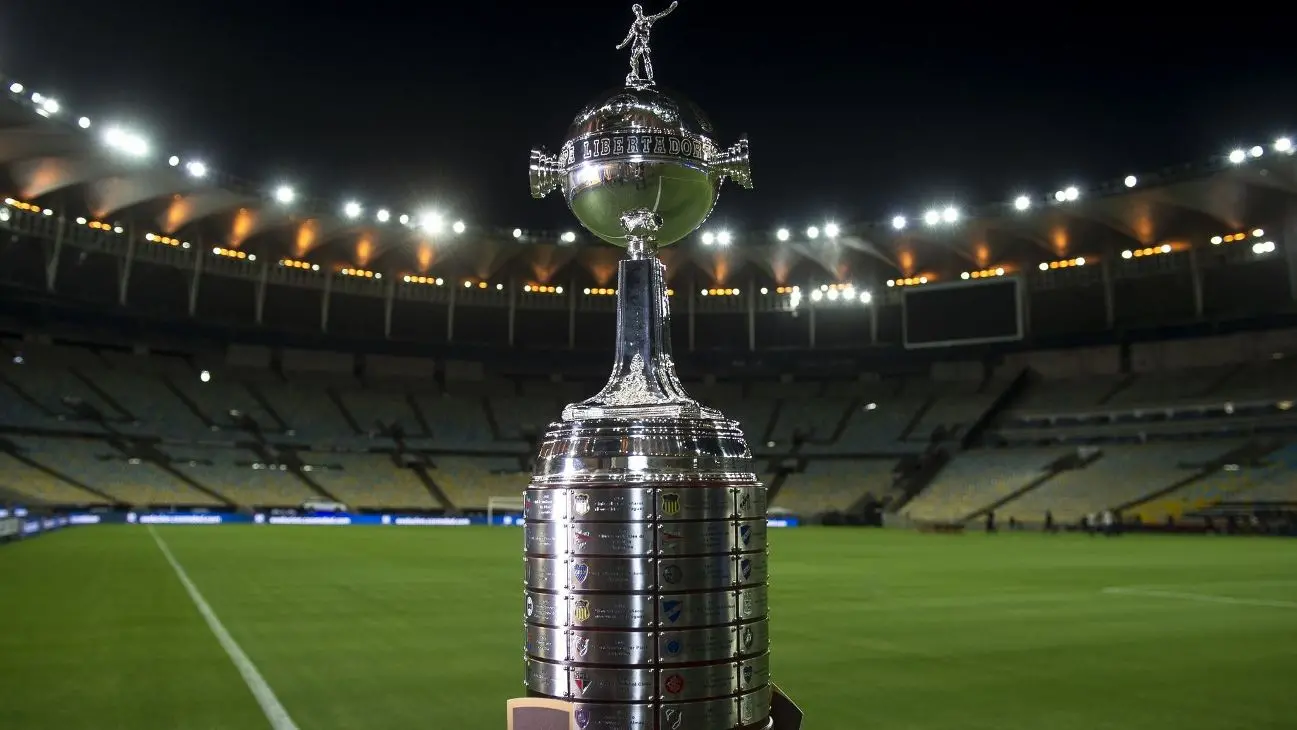Foto em plano detalhe da taça da Libertadores