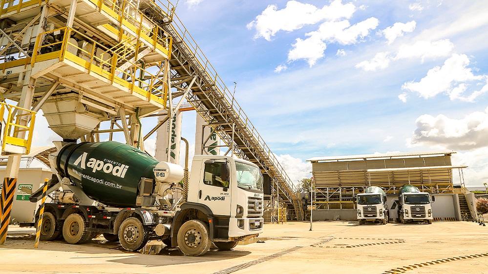 Caminhão da Cimento Apodi em unidade industrial de produção de cimento intertravado no Ceará.