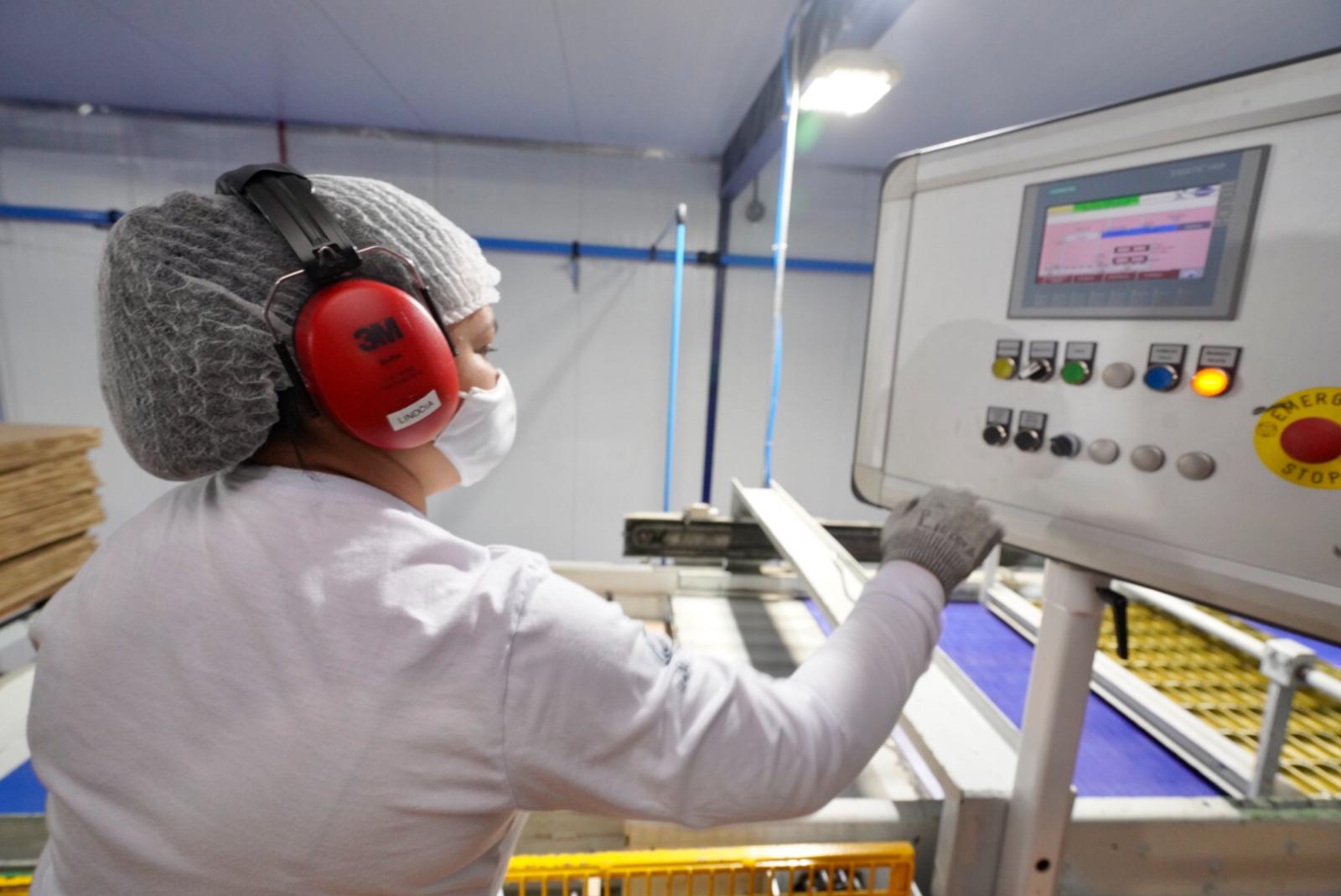 Imagem de uma pessoa operando uma máquina.