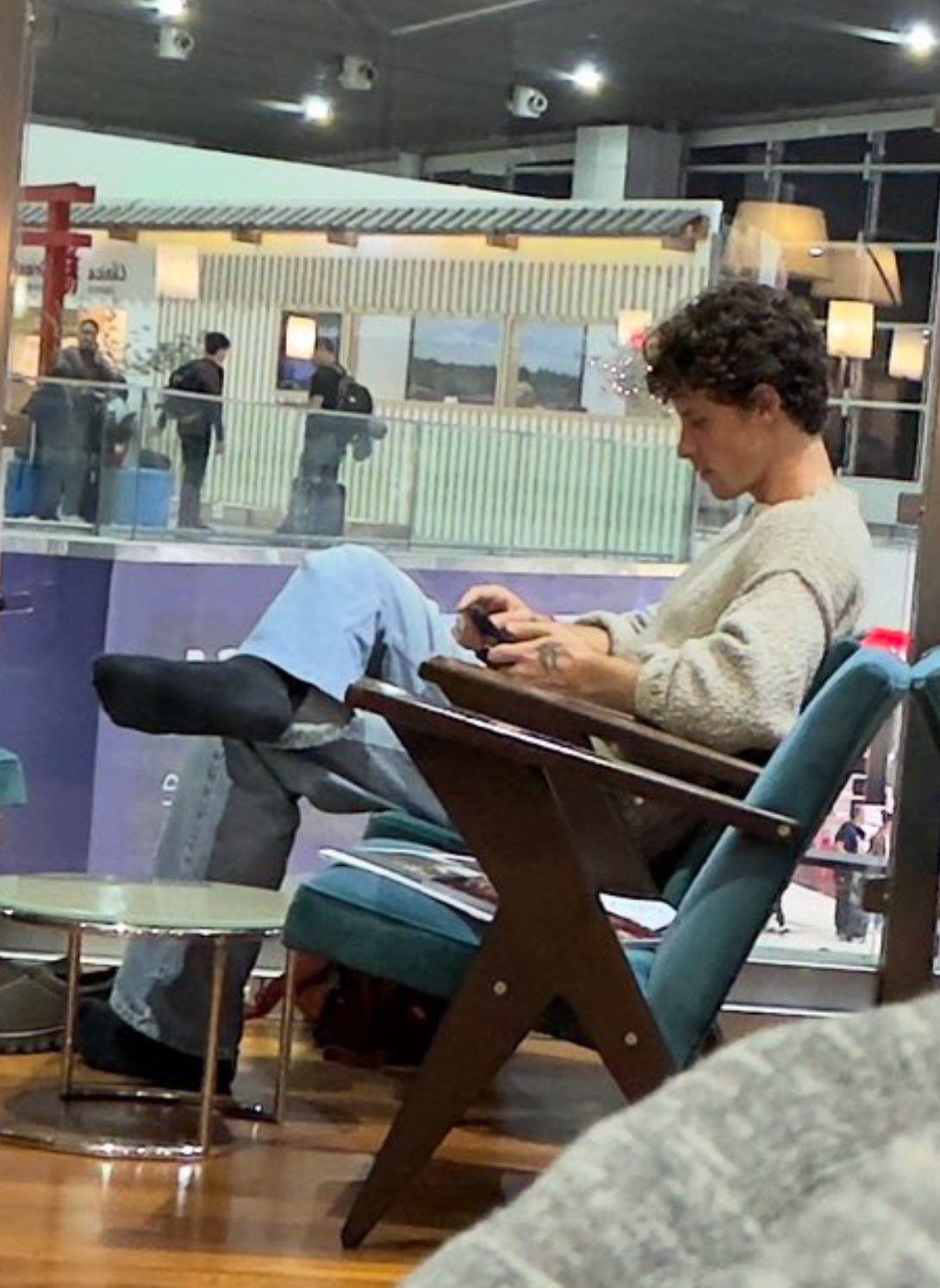 Shawn Mendes foi flagrado indo embora do Brasil, após encontros com Marquezine. 