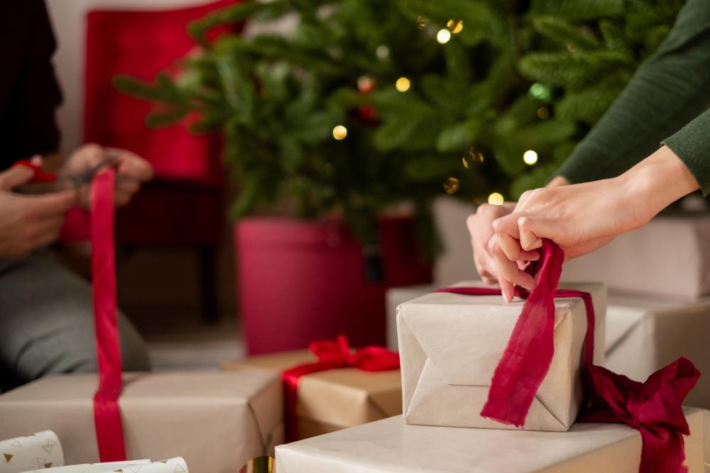 foto de pessoa desembrulhando presentes de Natal.