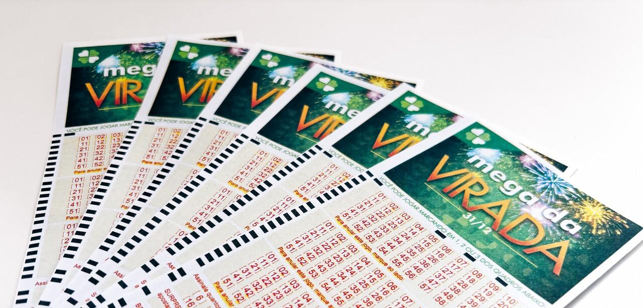 Seis apostas da Mega da Virada, com fundo verde e números das dezenas.