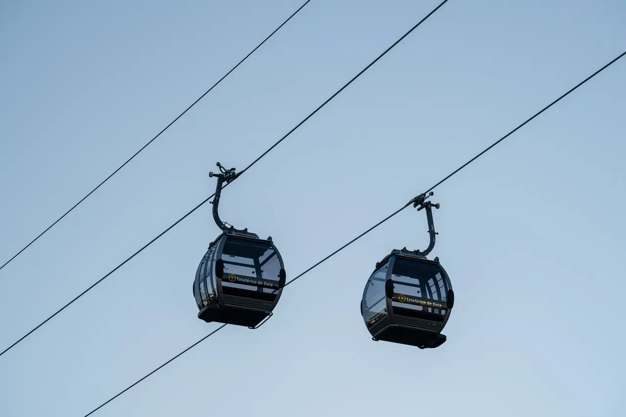 Imagem de cabine de teleférico.