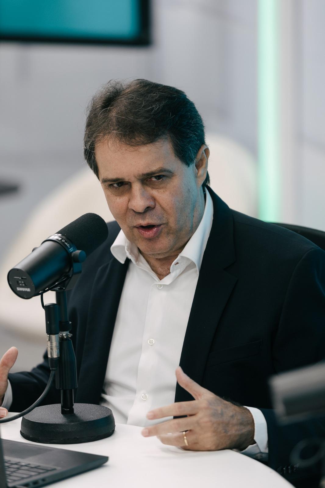 Foto do rosto do prefeito de Fortaleza Evandro Leitão em entrevista no estúdio da rádio Verdinha FM