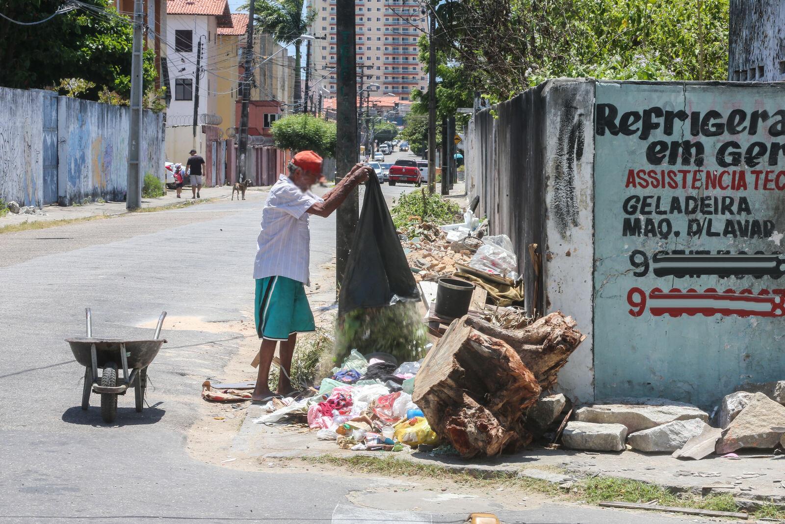 Imagem mostra flagrante de homem despejando lixo em local irregular em Fortaleza.