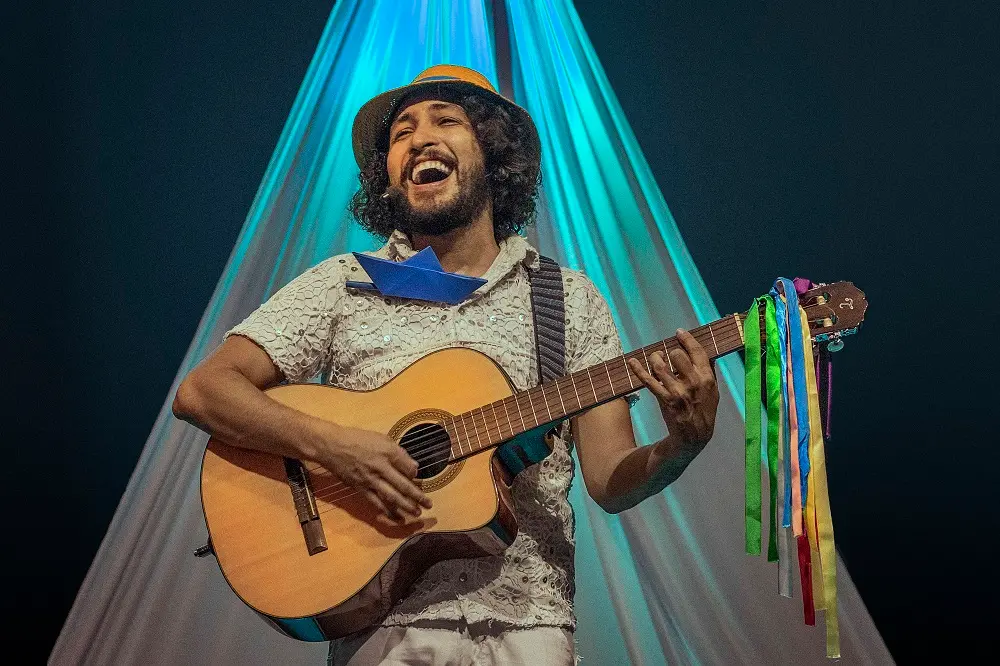 Evan Teixeira é ator, diretor e músico.