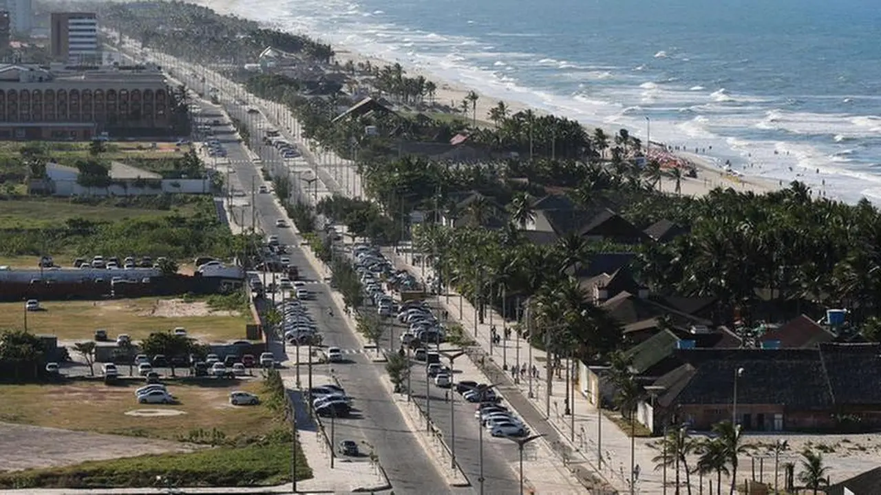 Vista parcial da Avenida Zezé Diogo, na Praia do Futuro.