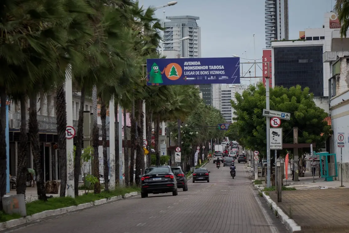 Foto que contém vista do início da avenida Monsenhor Tabosa, na altura do Seminário da Prainha.