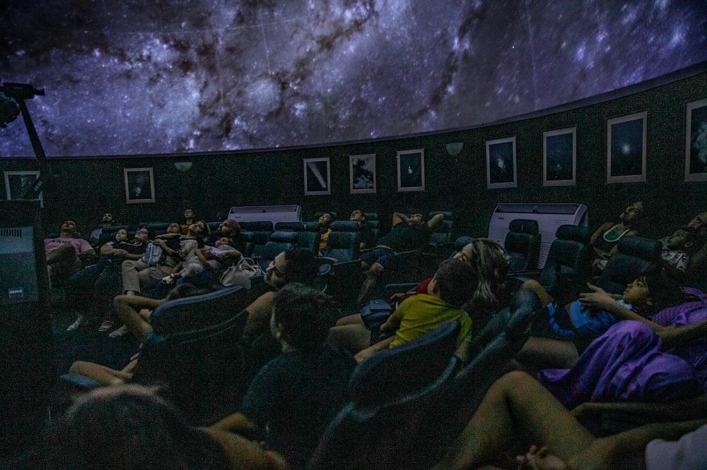 Sessões contam a história do mundo e exploram curiosidades sobre os planetas.