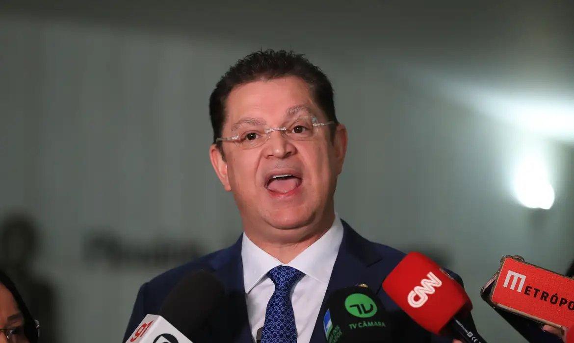 Sóstenes Cavalcante durante coletiva.