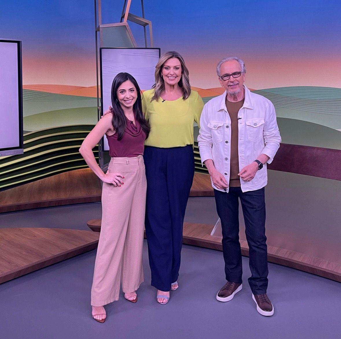 Apresentadores do programa reunidos no estúdio.