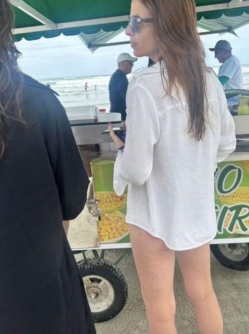 O flagra de Suzane na praia gerou críticas de internautas e comparações com a vida de Andreas, irmão dela