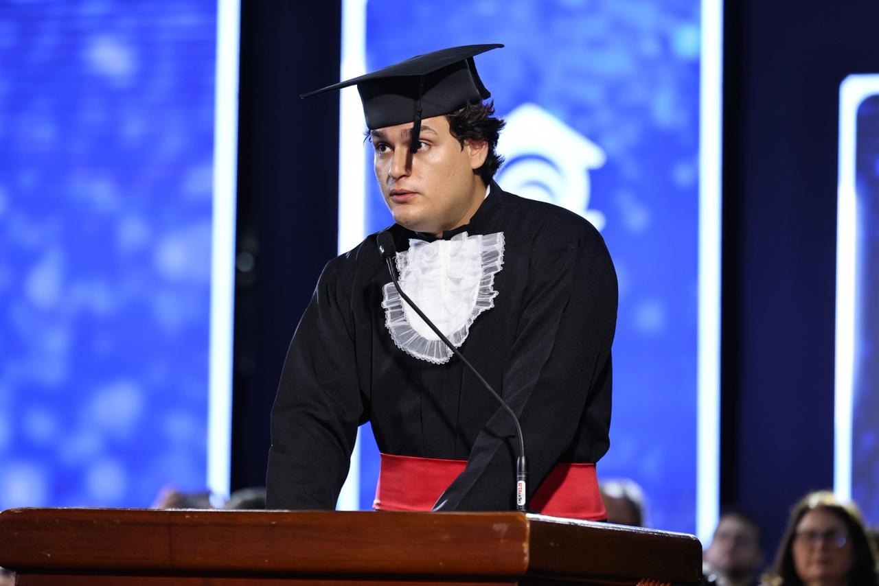 Imagem mostra formando com roupa de formatura.