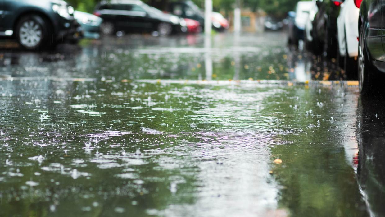 Via urbana alagada com chuvas.
