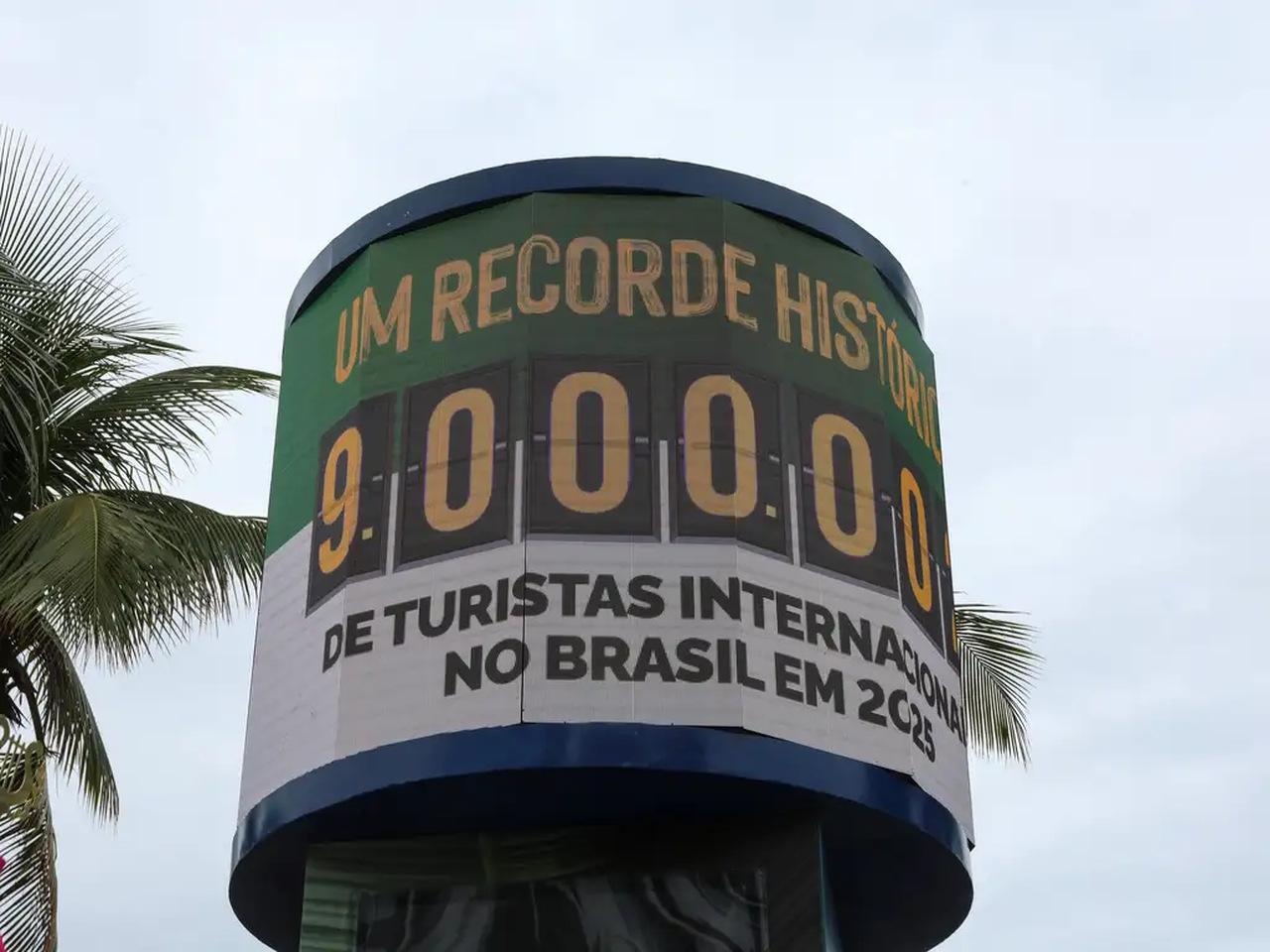 Foto de painel com os dizeres 